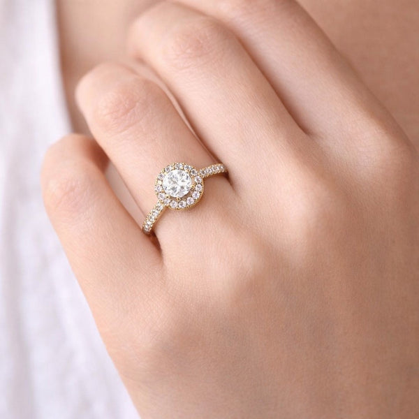 טבעת אירוסין רייני זהב צהוב עם היילו קלאסי