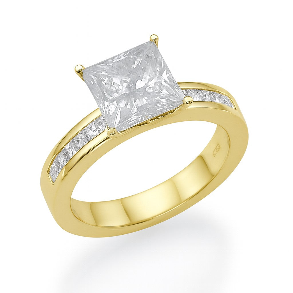 טבעת קיסר פרינסס זהב צהוב עם יהלום מעבדה מרכזי ושורת יהלומי פרינסס בצדדים