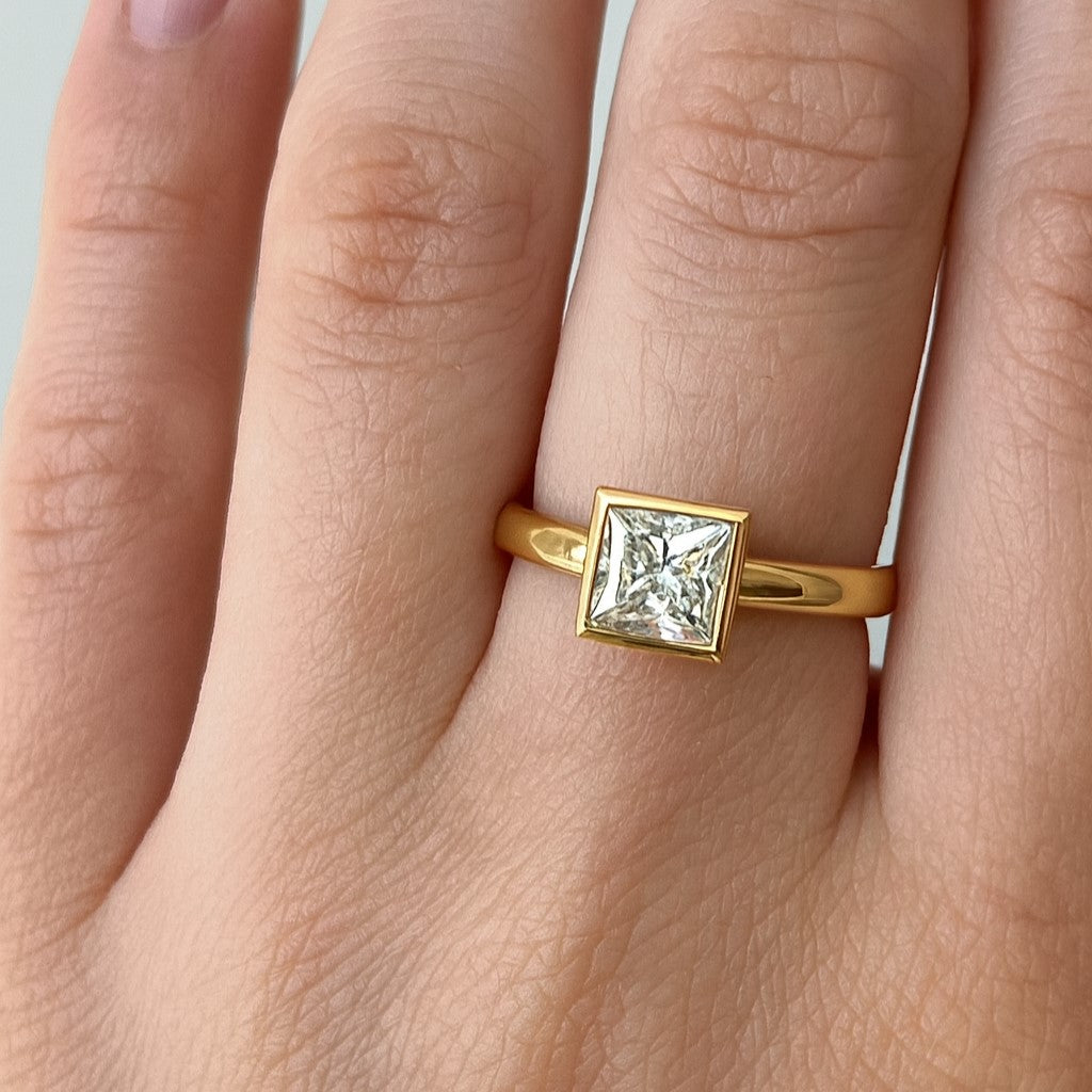 טבעת סוליטר ססיל פרינסס זהב צהוב עם יהלום מעבדה במראה אלגנטי ונוצץ