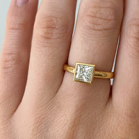 טבעת סוליטר ססיל פרינסס זהב צהוב עם יהלום מעבדה במראה אלגנטי ונוצץ