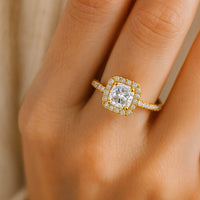 טבעת קושיין זהב צהוב עם יהלום מעבדה