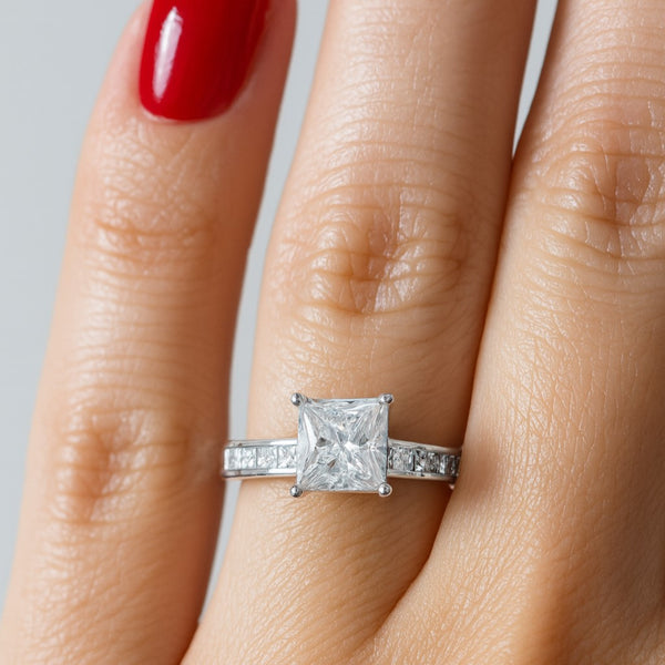 טבעת קיסר מרובעת פרינסס יהלום מעבדה עם שיבוץ פרינסס בצדדים זהב לבן יוקרתי