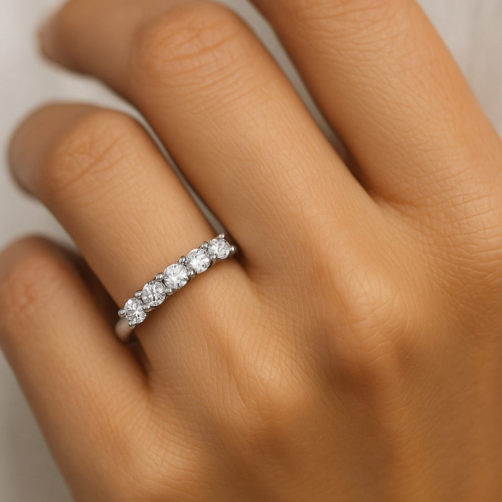 טבעת חמש יהלומי מעבדה עגולים מזהב לבן בעיצוב קלאסי ומעודן