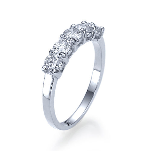 טבעת חמש יהלומי מעבדה עגולים מזהב לבן בעיצוב קלאסי ומעודן