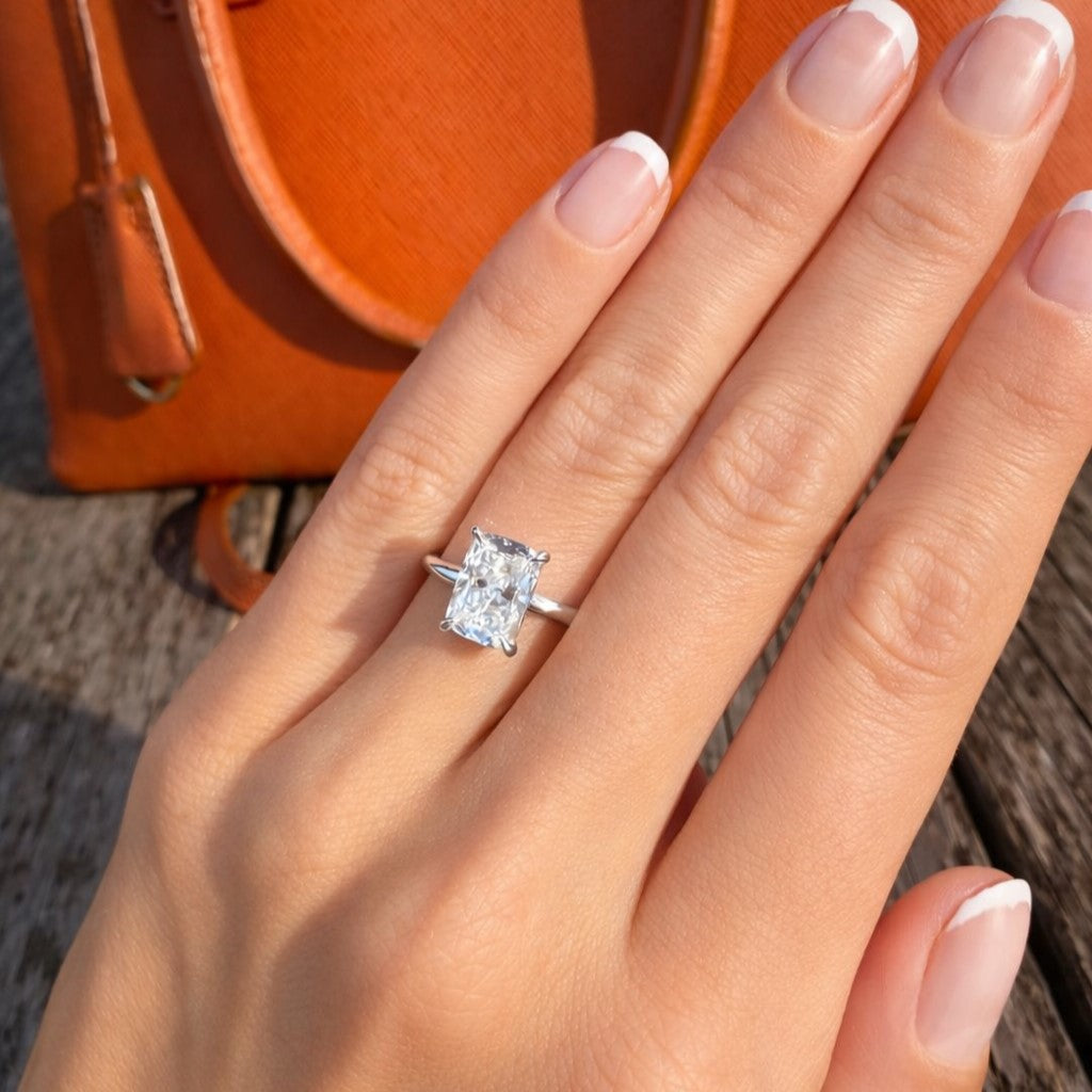 טבעת רדיאנט זהב לבן עם יהלום מעבדה בחיתוך מלבן קלאסי