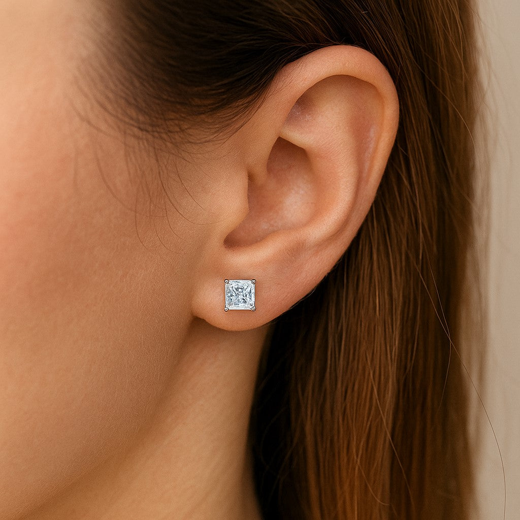 עגילי מעבדה צמודים לאוזן עם הברגה ובשיבוץ יהלומי פרינסס