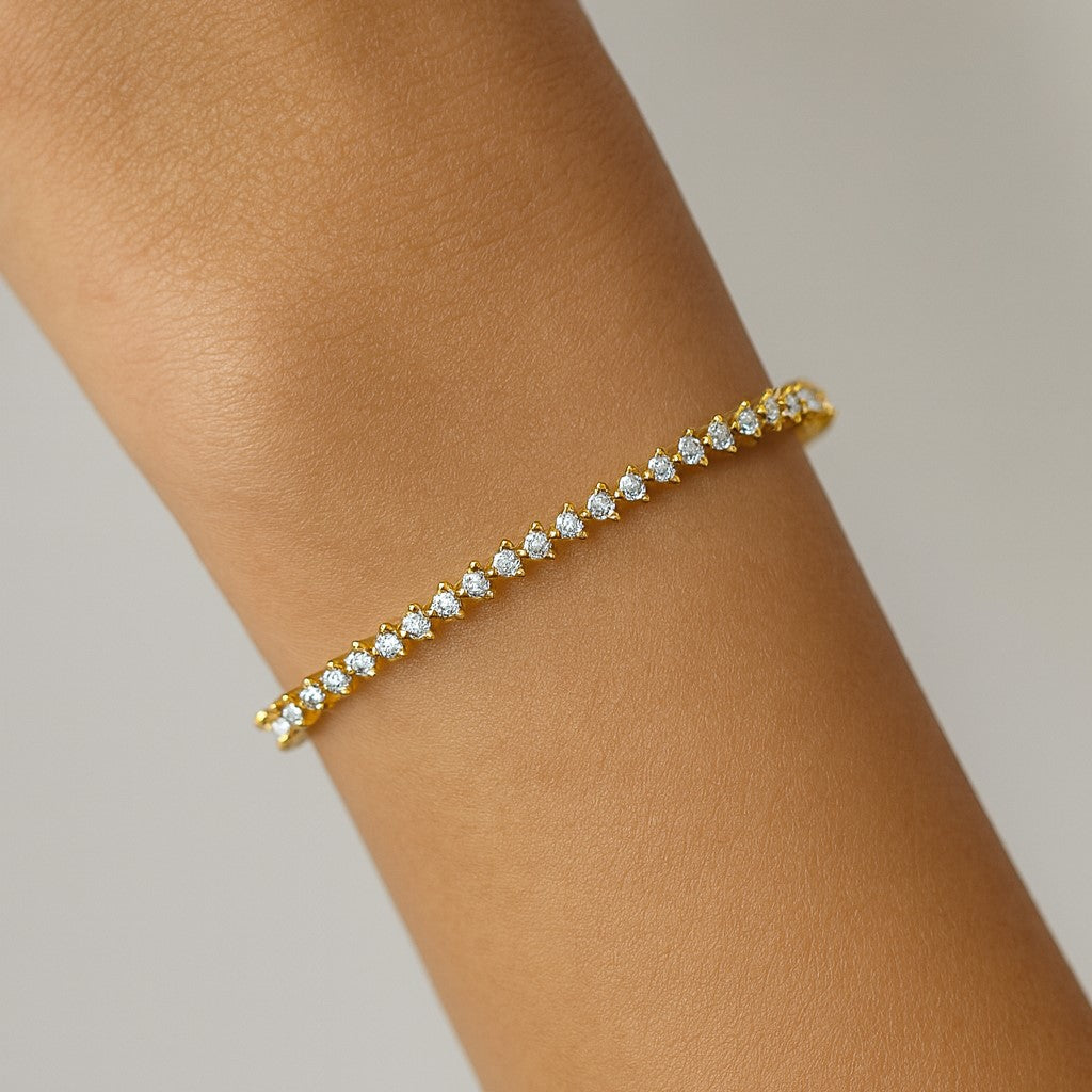 צמיד יהלומים דגם טניס עם שלוש שיניים המשובץ בזהב צהוב יהלומים במשקל 8 קראט