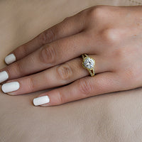 גבריאלה טבעת זהב צהוב עם יהלום עגול ועיצוב פרח ייחודי