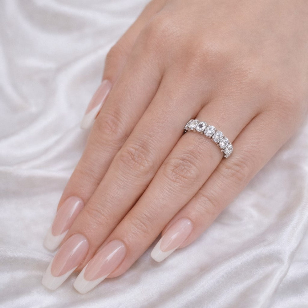 טבעת 9 אובלים מעבדה מזהב לבן בעיצוב שורה קלאסי