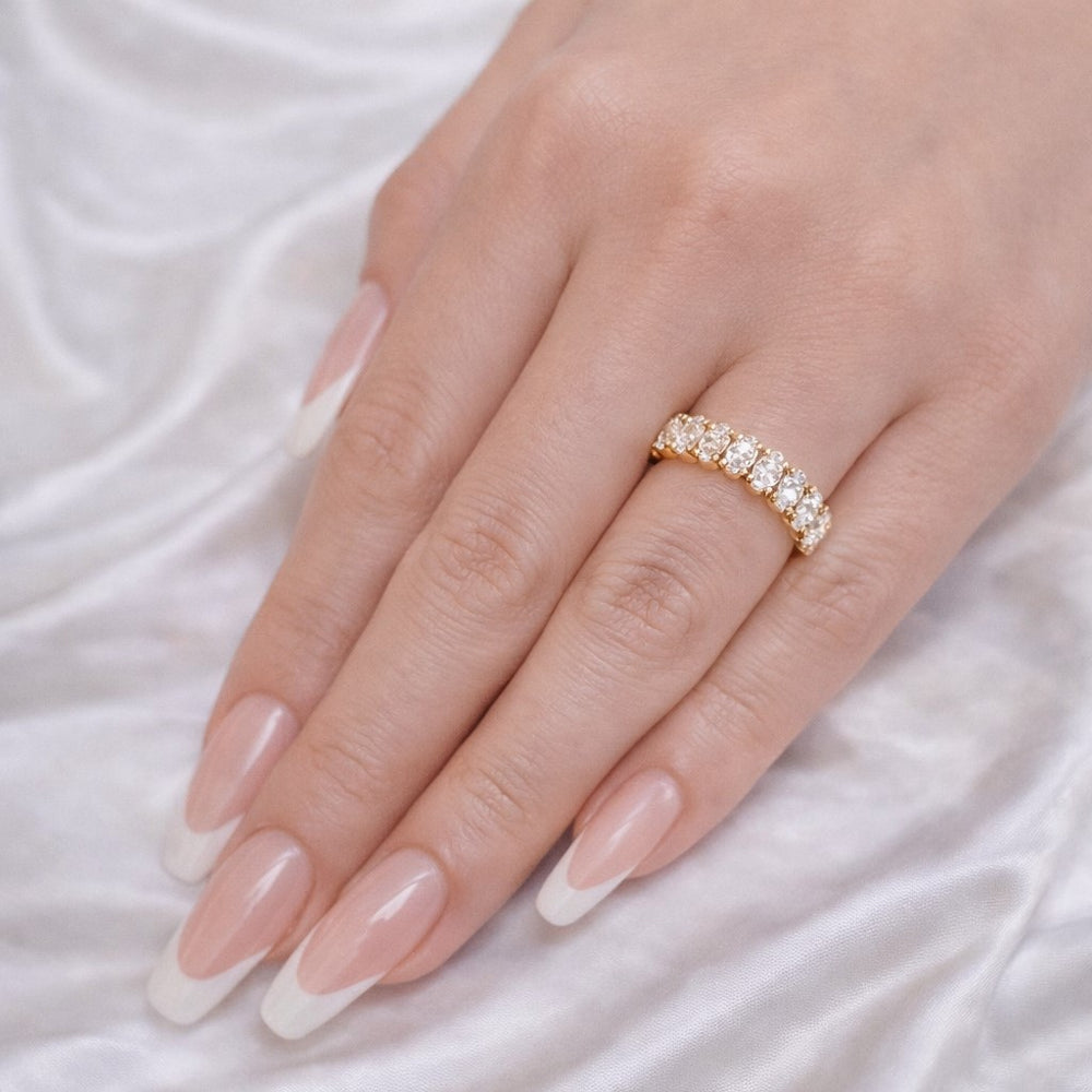 טבעת אובלים 9 אבנים מעבדה מזהב צהוב בעיצוב שורה יוקרתי עם ברק עשיר