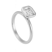 טבעת יהלום אשר קאט מזהב לבן 14K – עיצוב אלגנטי ונצחי