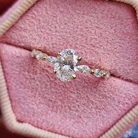 טבעת יהלומי מעבדה זואי משובצת אובל ויהלומי מרקיזה