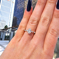 טבעת יהלומי מעבדה זואי משובצת אובל ויהלומי מרקיזה