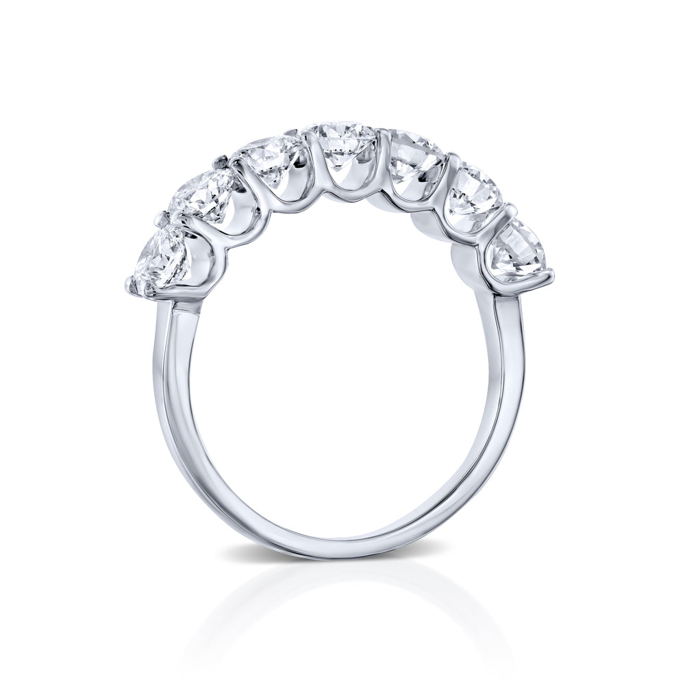 טבעת שורה מזהב לבן המשובצת 7 יהלומים עגולים המשובצים באופן צמוד