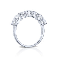 טבעת שורה מזהב לבן המשובצת 7 יהלומים עגולים המשובצים באופן צמוד