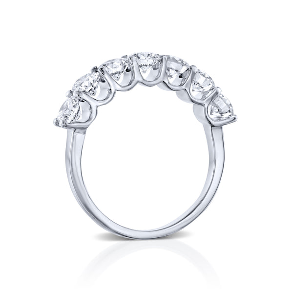 טבעת שורה מזהב לבן המשובצת 7 יהלומים עגולים המשובצים באופן צמוד