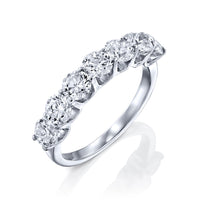 טבעת שורה מזהב לבן המשובצת 7 יהלומים עגולים המשובצים באופן צמוד