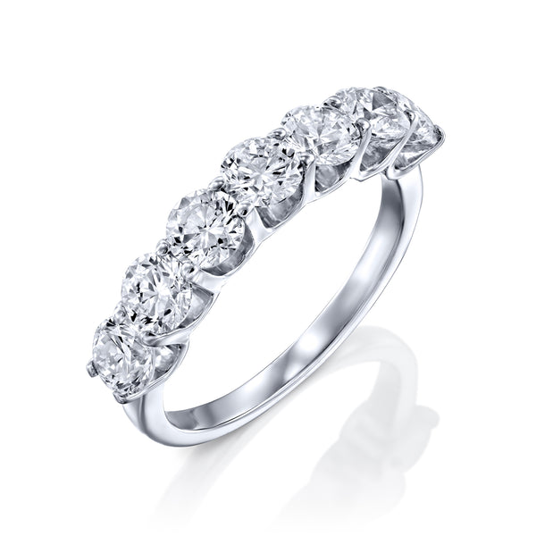 טבעת שורה מזהב לבן המשובצת 7 יהלומים עגולים המשובצים באופן צמוד