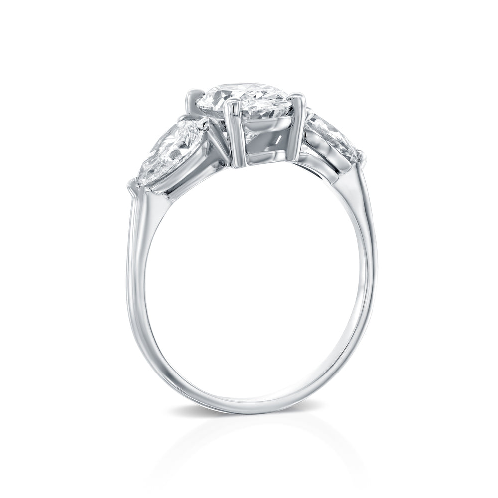 טבעת מזהב לבן משובצת ביהלום אובלי מרכזי ושני יהלומים בצורת טיפה מסביבו