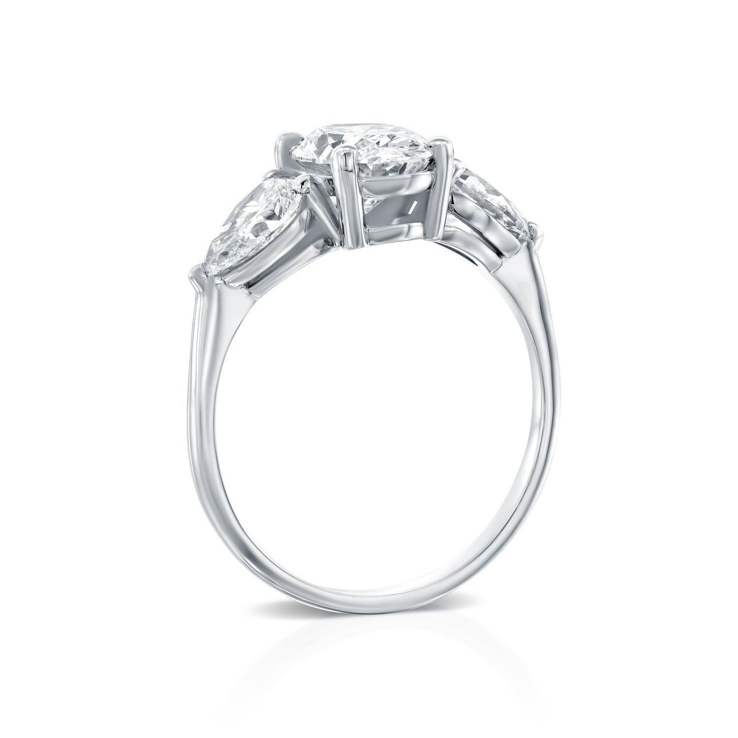 טבעת מזהב לבן משובצת ביהלום אובלי מרכזי ושני יהלומים בצורת טיפה מסביבו