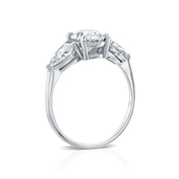 טבעת מזהב לבן משובצת ביהלום אובלי מרכזי ושני יהלומים בצורת טיפה מסביבו