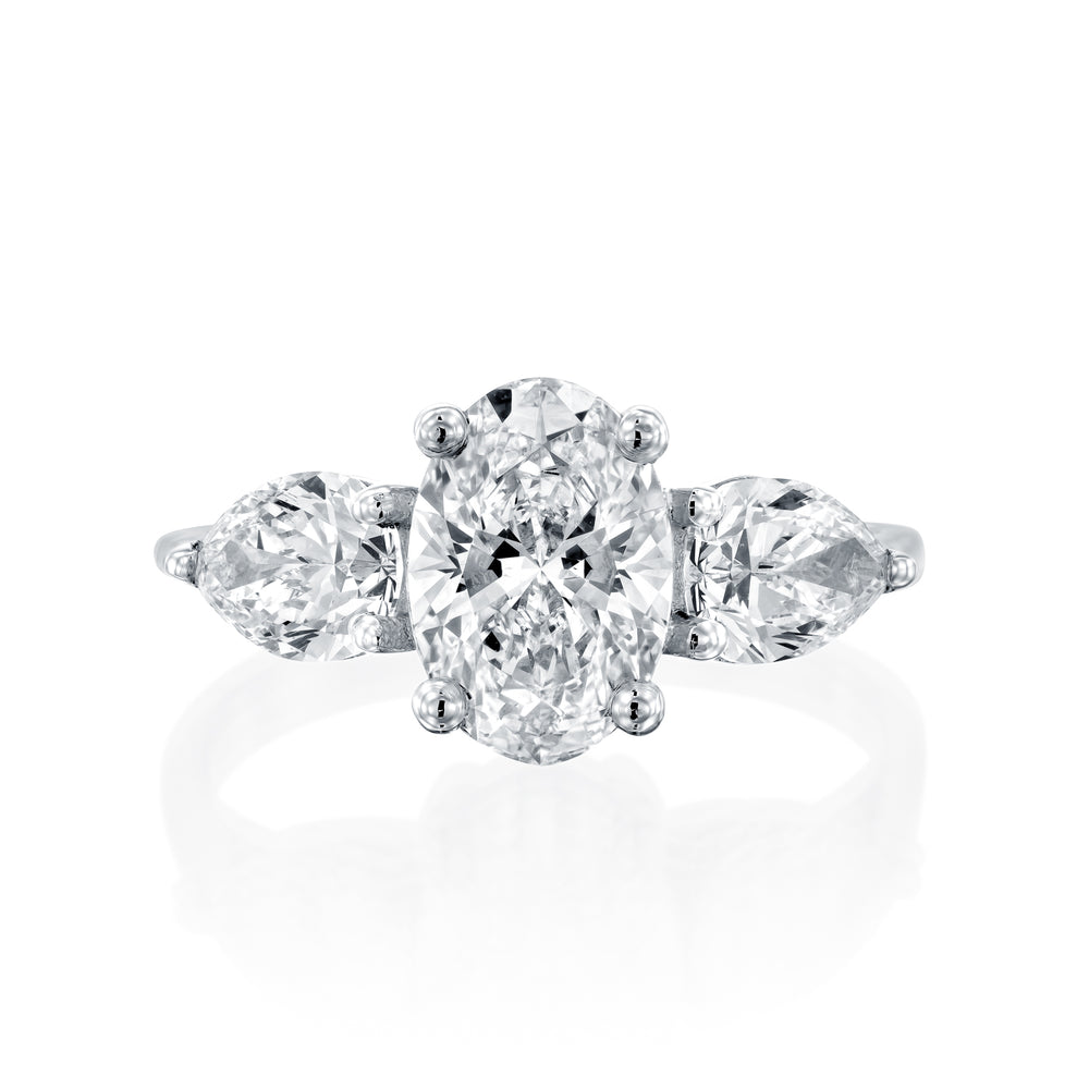 טבעת מזהב לבן משובצת ביהלום אובלי מרכזי ושני יהלומים בצורת טיפה מסביבו