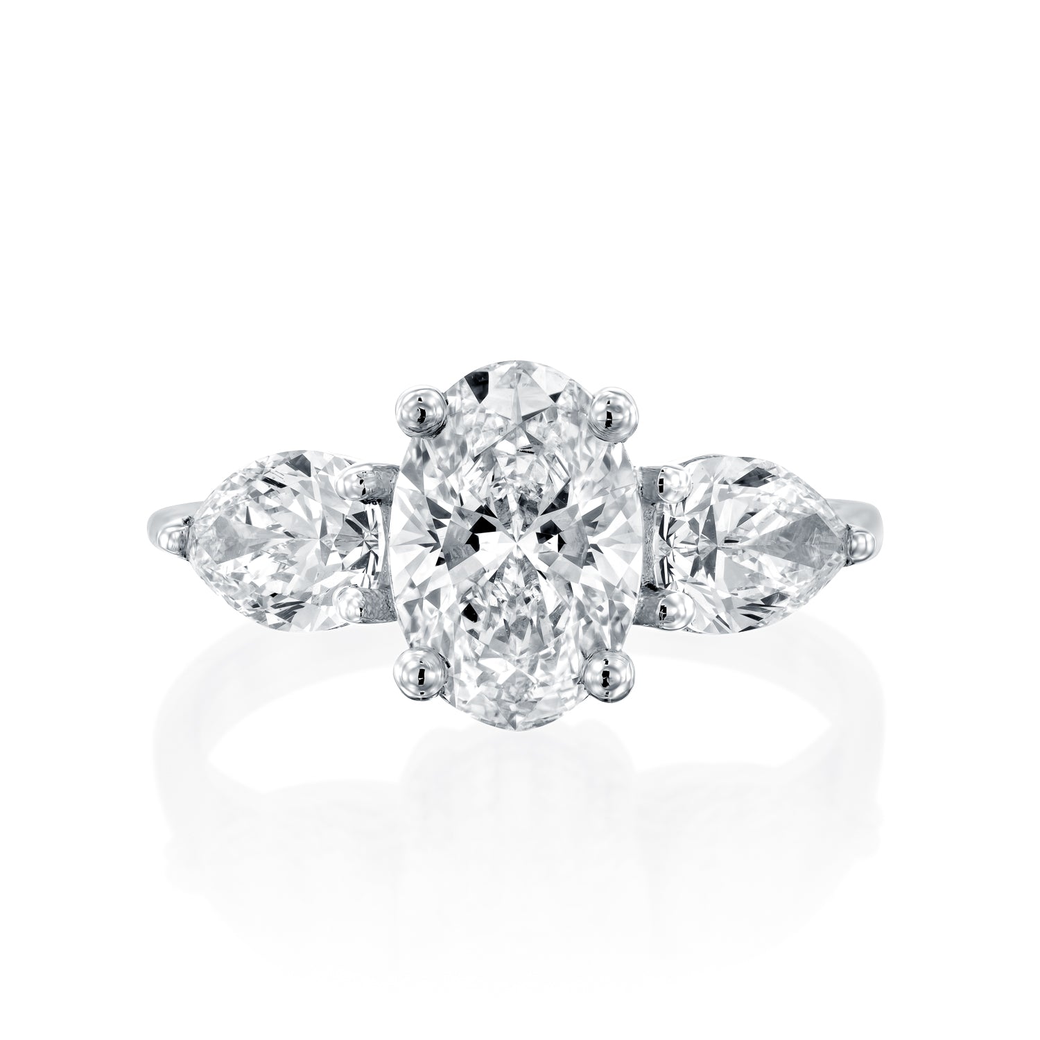 טבעת מזהב לבן משובצת ביהלום אובלי מרכזי ושני יהלומים בצורת טיפה מסביבו