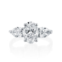 טבעת מזהב לבן משובצת ביהלום אובלי מרכזי ושני יהלומים בצורת טיפה מסביבו