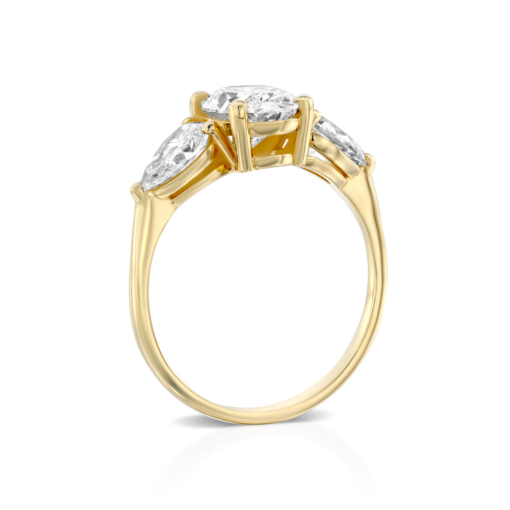 טבעת מזהב צהוב משובצת ביהלום אובלי מרכזי ושני יהלומים בצורת טיפה מסביבו