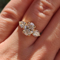 טבעת מזהב לבן משובצת ביהלום אובלי מרכזי ושני יהלומים בצורת טיפה מסביבו