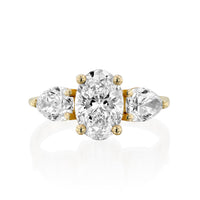 טבעת מזהב צהוב משובצת ביהלום אובלי מרכזי ושני יהלומים בצורת טיפה מסביבו