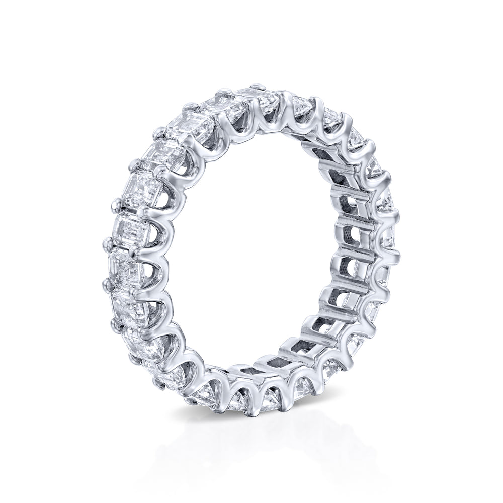 טבעת זהב לבן עם אמרלדים בעיצוב איטרנטי אלגנטי המשובץ לכל ההיקף