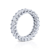 טבעת זהב לבן עם אמרלדים בעיצוב איטרנטי אלגנטי המשובץ לכל ההיקף