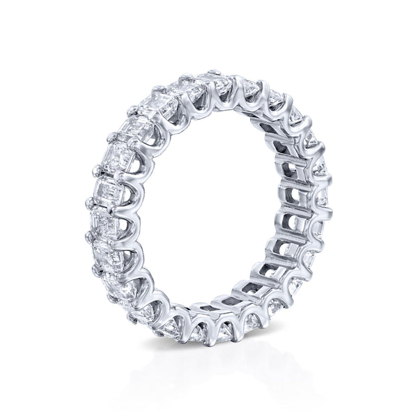 טבעת זהב לבן עם אמרלדים בעיצוב איטרנטי אלגנטי המשובץ לכל ההיקף