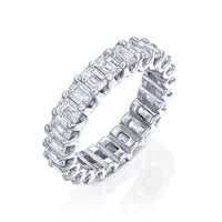 טבעת זהב לבן עם אמרלדים בעיצוב איטרנטי אלגנטי המשובץ לכל ההיקף