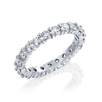 טבעת יהלומים איטרניטי מזהב לבן המשובצת בכל היקפה יהלומים עגולים