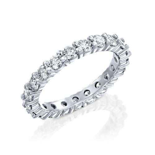 טבעת יהלומים איטרניטי מזהב לבן המשובצת בכל היקפה יהלומים עגולים