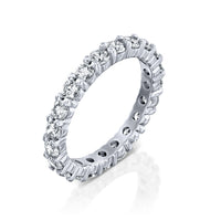 טבעת יהלומים איטרניטי מזהב לבן המשובצת בכל היקפה יהלומים עגולים
