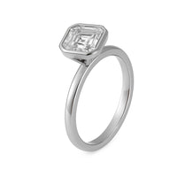 טבעת יהלום אשר קאט מזהב לבן 14K – עיצוב אלגנטי ונצחי