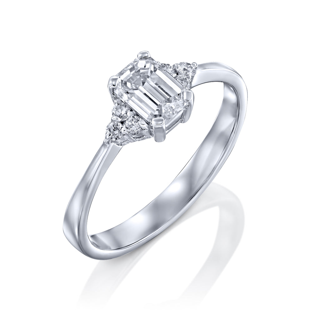 טבעת "נאדין" אירוסין בשיבוץ יהלום אמרלד מזהב לבן