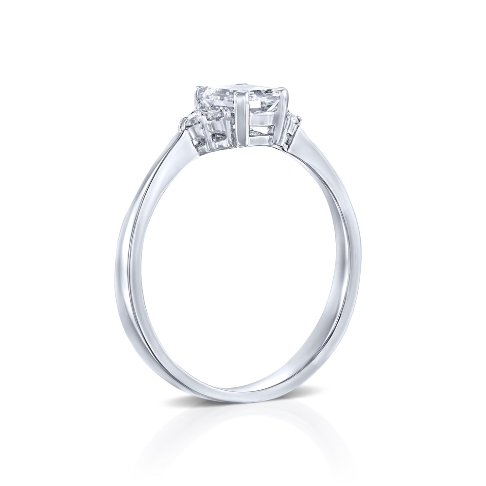 טבעת "נאדין" אירוסין בשיבוץ יהלום אמרלד מזהב לבן