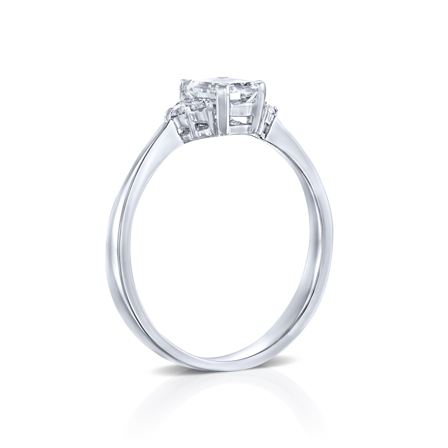 טבעת "נאדין" אירוסין בשיבוץ יהלום אמרלד מזהב לבן