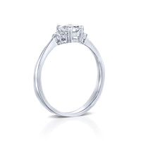 טבעת "נאדין" אירוסין בשיבוץ יהלום אמרלד מזהב לבן