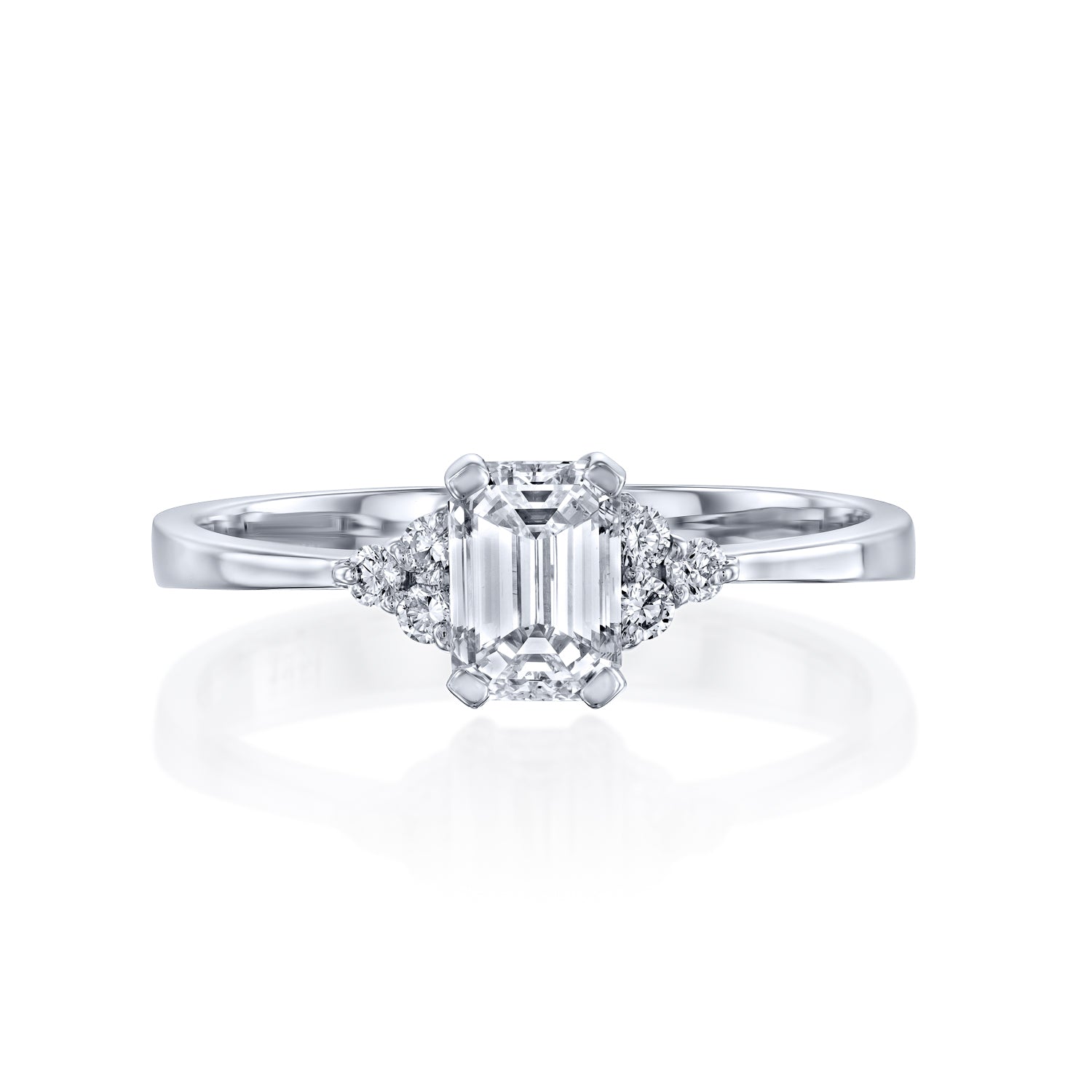 טבעת "נאדין" אירוסין בשיבוץ יהלום אמרלד מזהב לבן