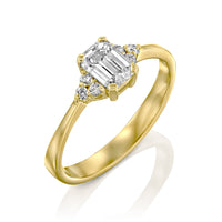 טבעת יהלום מעבדה "נאדין" לאירוסין עם אמרלד מזהב צהוב