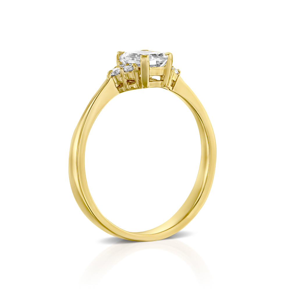 טבעת יהלום מעבדה "נאדין" לאירוסין עם אמרלד מזהב צהוב