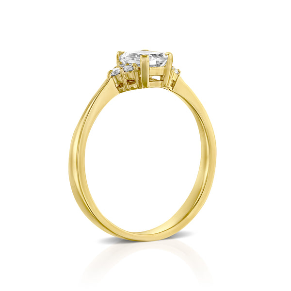 טבעת יהלום מעבדה "נאדין" לאירוסין עם אמרלד מזהב צהוב