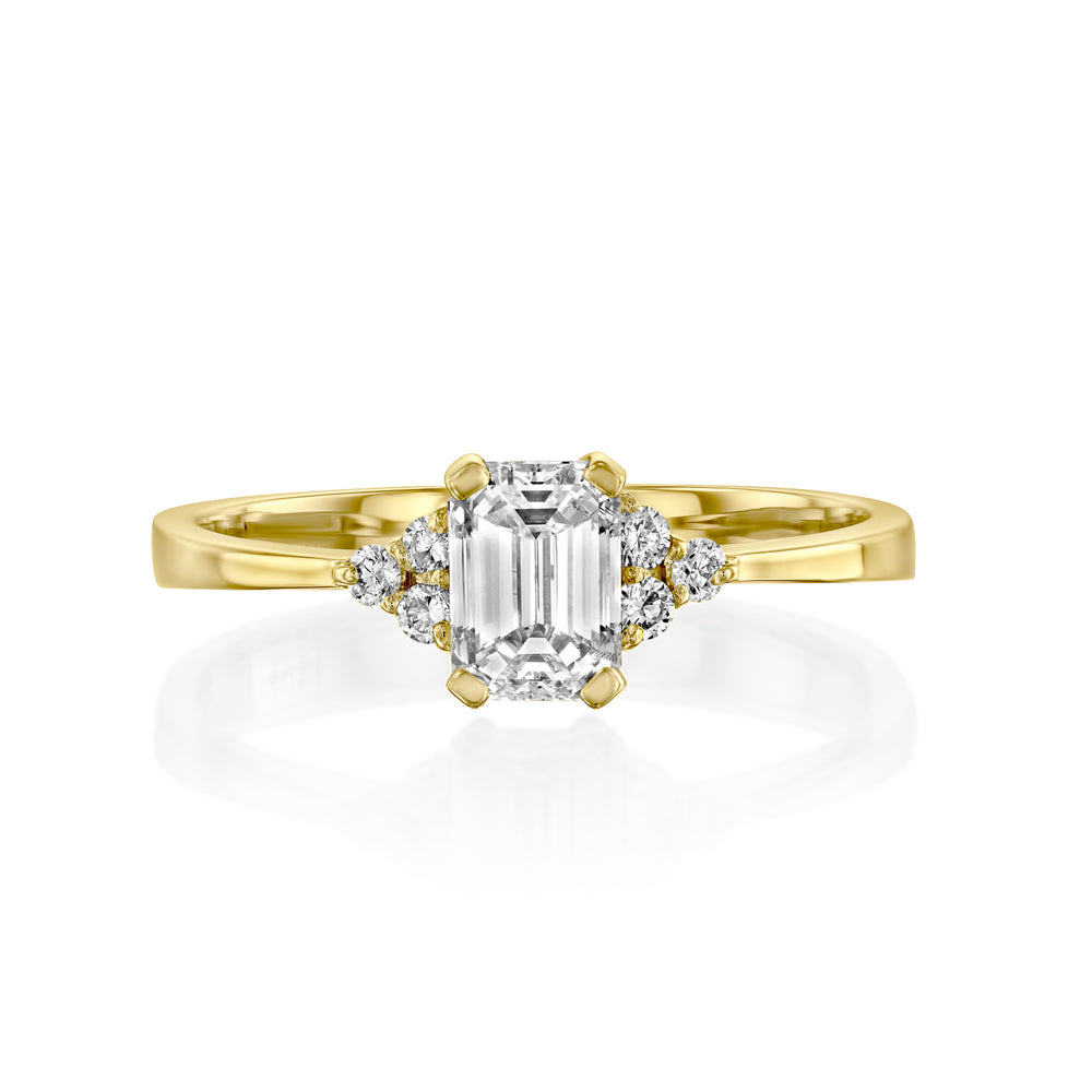 טבעת יהלום מעבדה "נאדין" לאירוסין עם אמרלד מזהב צהוב