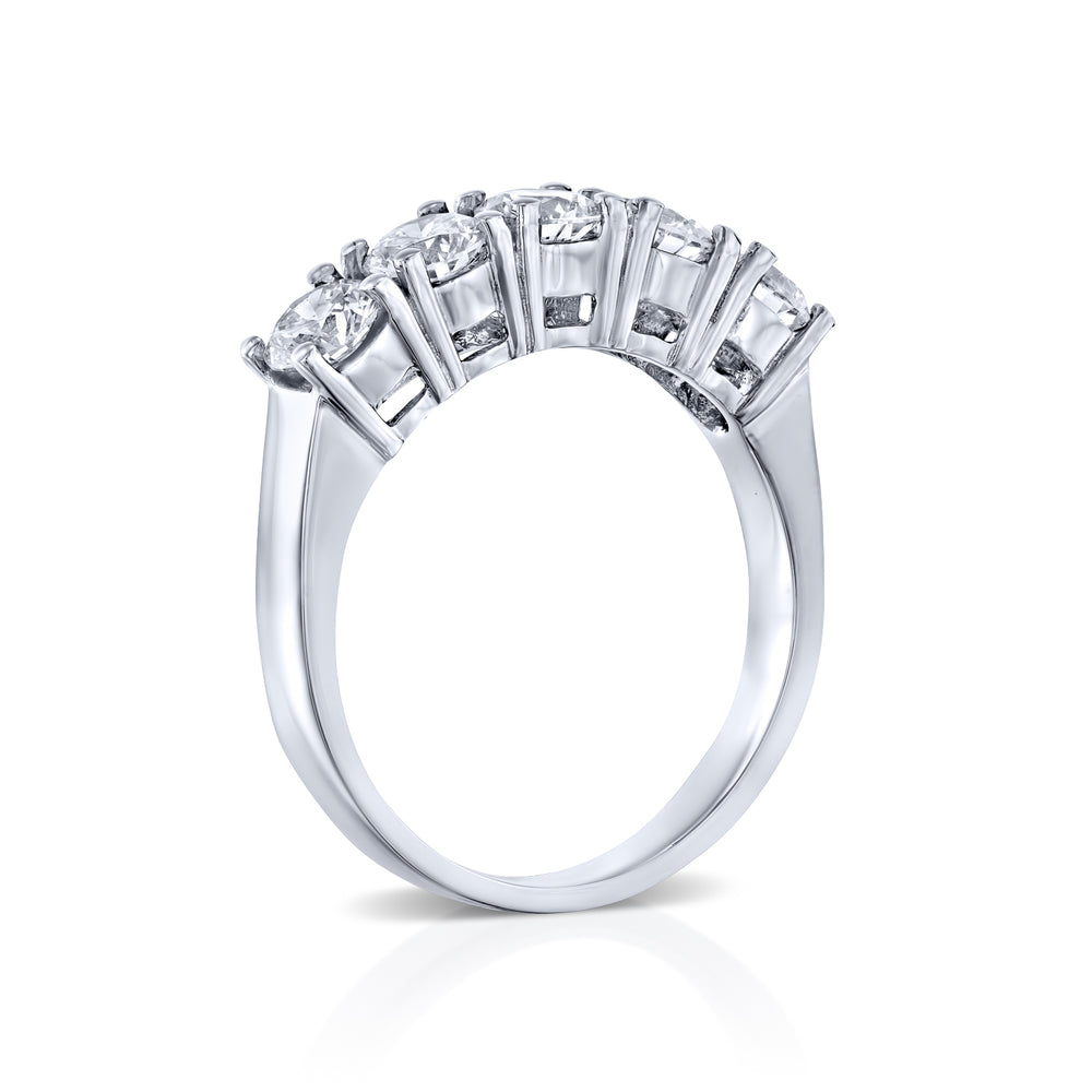 טבעת שורה מזהב לבן המשובצת 5 יהלומים עגולים במראה אלגנטי ומרשים