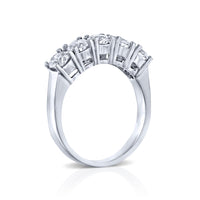 טבעת שורה מזהב לבן המשובצת 5 יהלומים עגולים במראה אלגנטי ומרשים